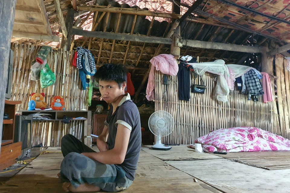 Thương cậu bé trong nhà sàn sắp sập nghỉ học chăm mẹ và người anh khác cha - 2 Thương cậu bé trong nhà sàn sắp sập nghỉ học chăm mẹ và người anh khác cha - 2