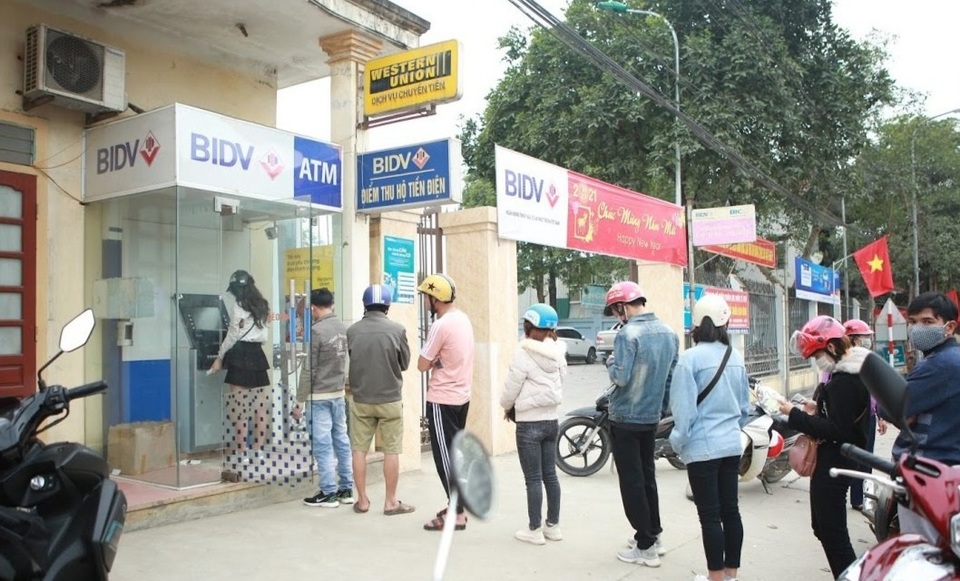 Rồng rắn hàng giờ đồng hồ trước cây ATM chờ để được rút tiền tiêu Tết - 1 Rồng rắn hàng giờ đồng hồ trước cây ATM chờ để được rút tiền tiêu Tết - 1