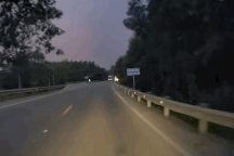 Xe bán tải lao vào vệ đường, đâm đổ cột biển báo vì chạy lấn làn vượt ẩu