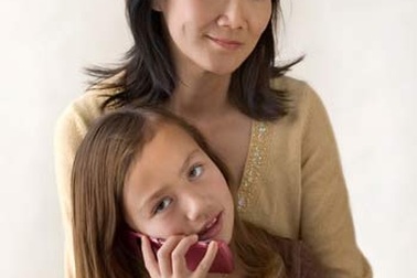 Có nên cho trẻ dùng điện thoại di động?