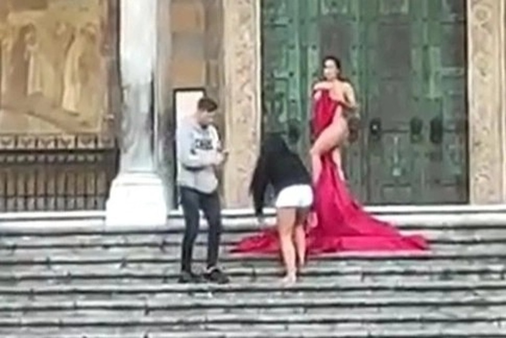 Nữ du khách bán khỏa thân, tạo dáng phản cảm trước cửa nhà thờ ở Italy - 1 Nữ du khách bán khỏa thân, tạo dáng phản cảm trước cửa nhà thờ ở Italy - 1