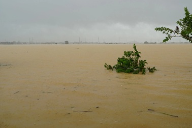 Thuyền chở 3 người gặp nạn khi qua dòng nước lũ ở Thanh Hóa