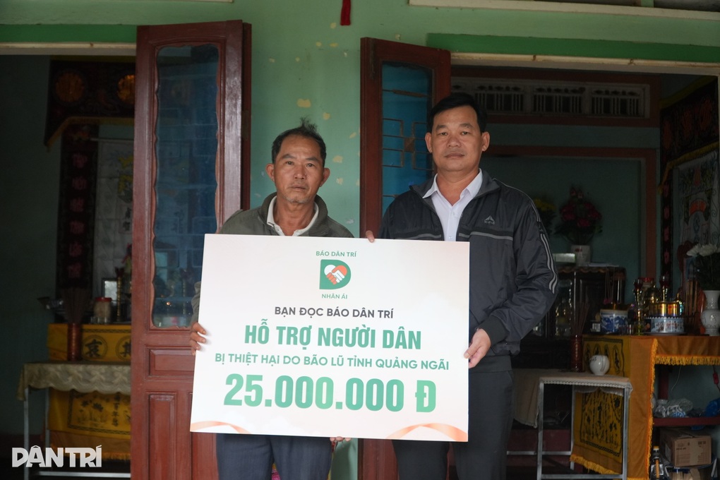 Năm ngày vượt biển về nhà, người đàn ông khóc nghẹn bên mộ vợ - 2 Năm ngày vượt biển về nhà, người đàn ông khóc nghẹn bên mộ vợ - 2