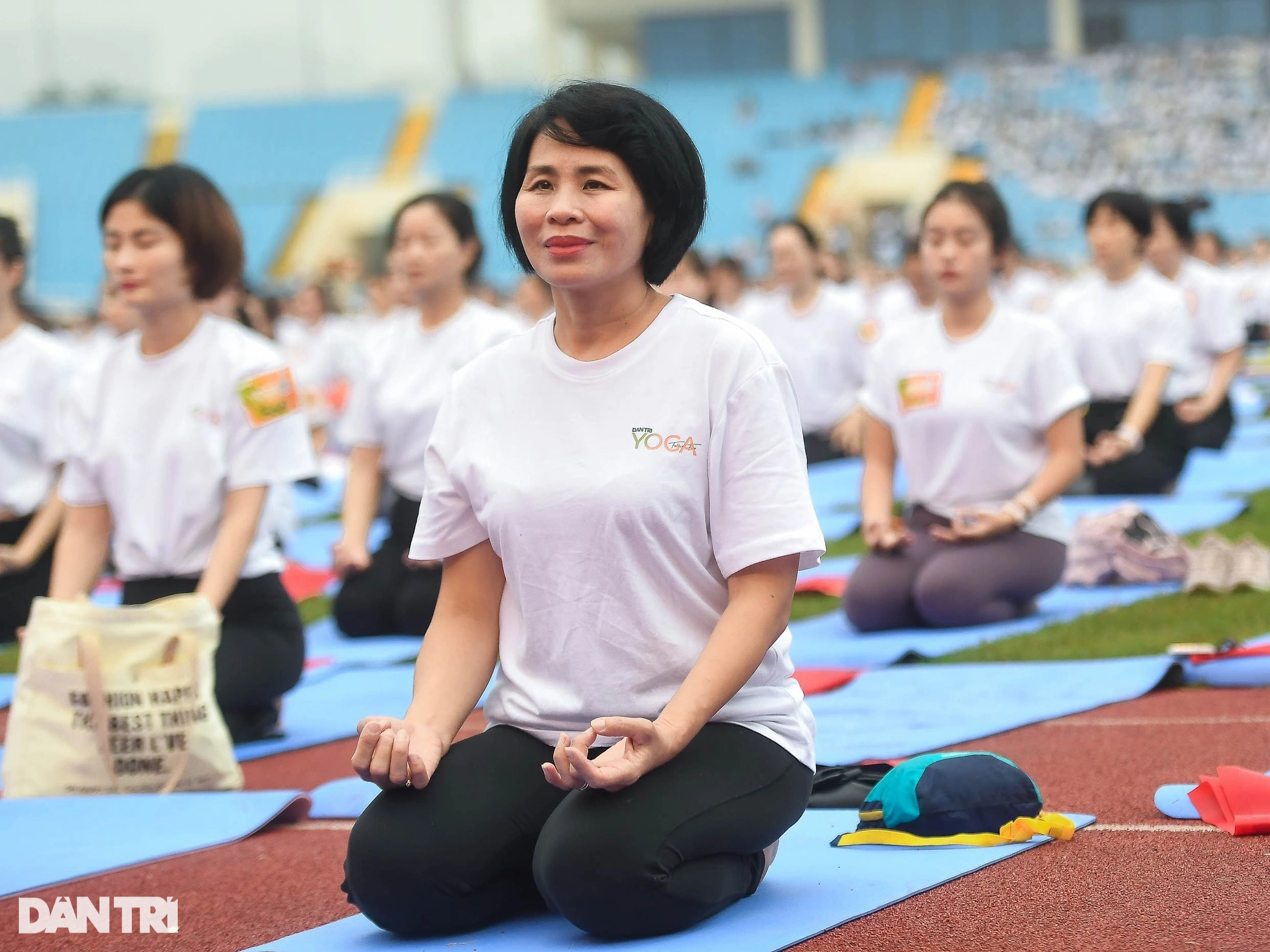 ទស្សនាការដង្ហែទង់ជាតិដ៏អស្ចារ្យបំផុតរបស់មនុស្សចំនួន 5,000 នាក់នៅកីឡដ្ឋាន My Dinh - 11 Mãn nhãn màn xếp cờ Tổ quốc lớn kỷ lục của 5.000 người trên SVĐ Mỹ Đình - 11