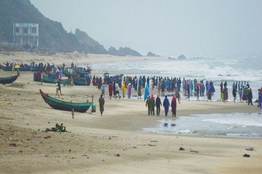 Giông tố bất ngờ, hàng chục tàu thuyền gặp nạn