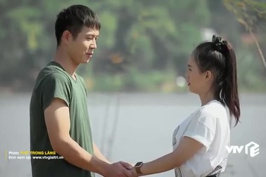 Cảnh hôn nồng cháy của Công an Đông và cô bán quạt