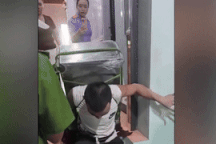 Tên trộm thực nghiệm lại hành vi cõng két sắt