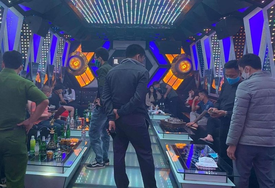 11 thanh niên hát karaoke, sử dụng ma túy mừng sinh nhật - 1 11 thanh niên hát karaoke, sử dụng ma túy mừng sinh nhật - 1