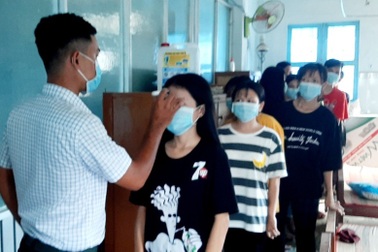 Thầy hiệu trưởng đi cùng chuyến bay có ca mắc Covid-19, cả trường cách ly