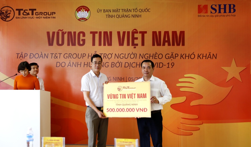 Cha liệt sĩ xúc động nhận quà từ chương trình “Vững tin Việt Nam” của TT Group - 3 Cha liệt sĩ xúc động nhận quà từ chương trình “Vững tin Việt Nam” của TT Group - 3