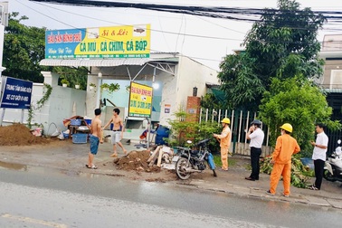Dây điện cháy, văng xuống đường, người bán cá bị điện giật chết thương tâm