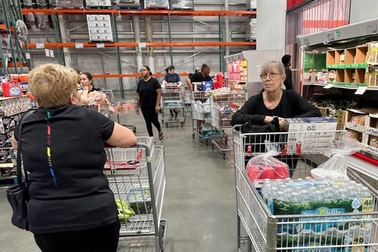 Bão Milton càn quét: Loạt siêu thị tan hoang, nước sạch trở nên khan hiếm