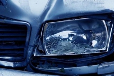 Cặp đôi lái xe bán tải gây tai nạn, bước ra không mảnh vải che thân