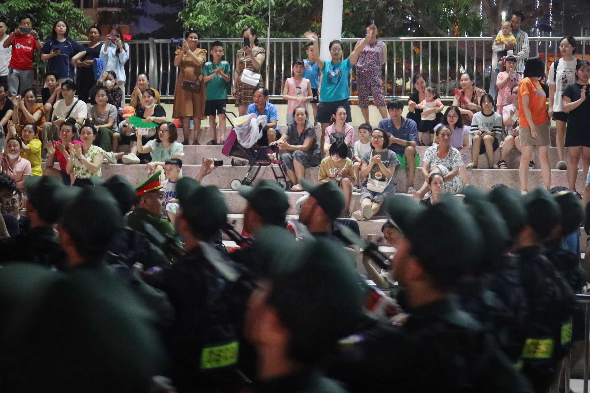 Người dân Điện Biên quạt mát cho các chiến sĩ tập luyện diễu binh giữa đêm - 6 Người dân Điện Biên quạt mát cho các chiến sĩ tập luyện diễu binh giữa đêm - 6