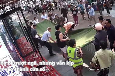 Người đi đường hợp sức cứu cụ bà 102 tuổi bị ngã từ tầng 3