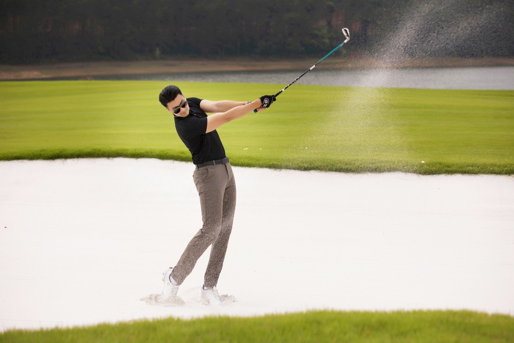 Vĩnh Thụy khoe diện mạo điển trai trên sân golf - 7 Vĩnh Thụy khoe diện mạo điển trai trên sân golf - 7