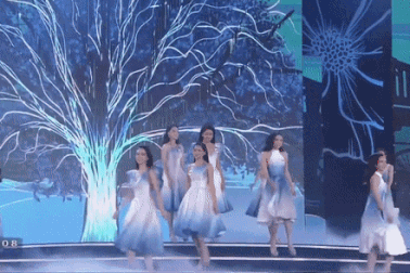 Những pha ngã nhào, loạng choạng trên sân khấu của thí sinh Hoa hậu