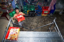 Người dân "điểm nóng" ngập lụt ở Đà Nẵng hối hả dọn đồ tránh mưa bão