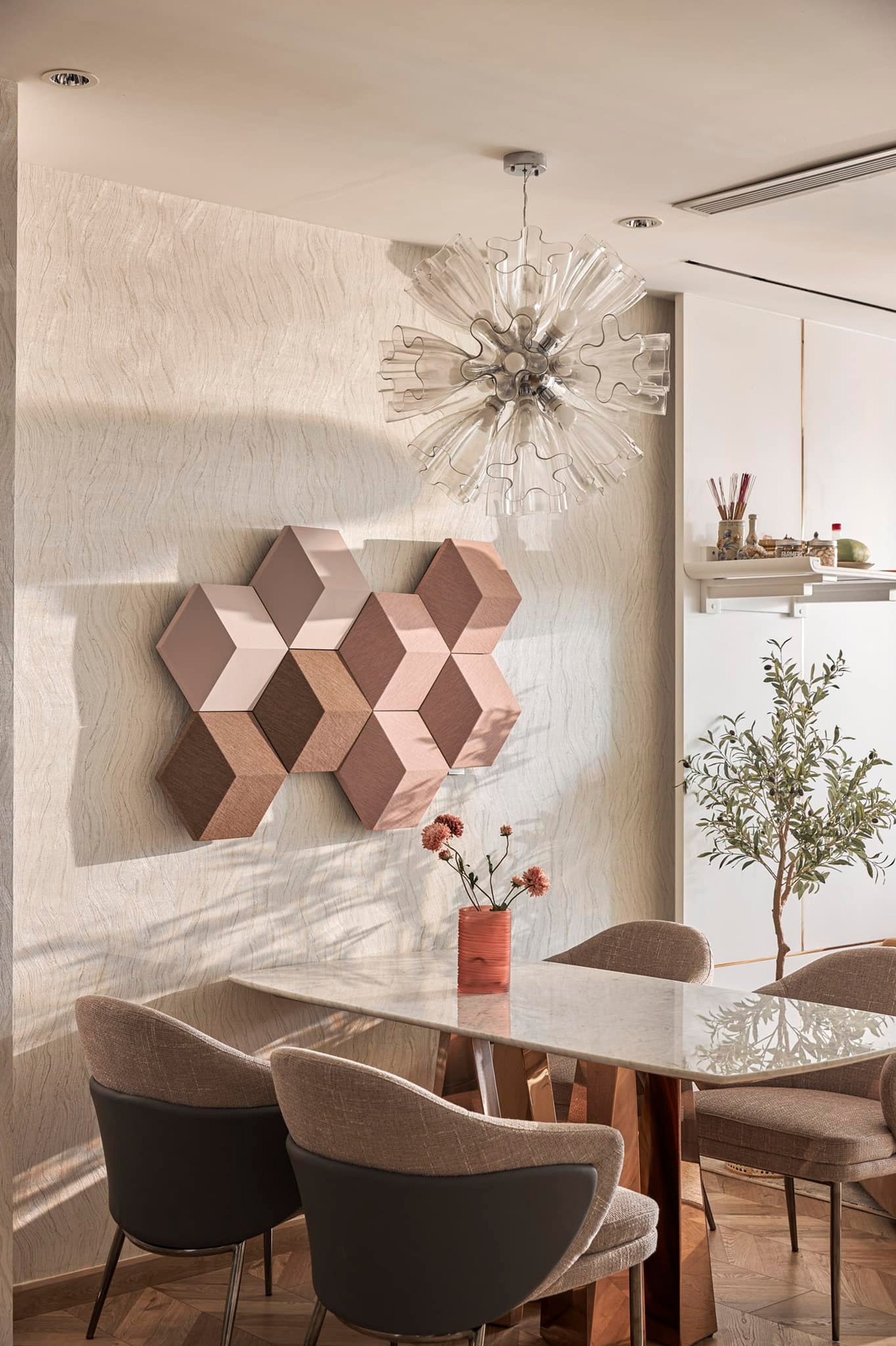 Căn hộ tông hồng ánh kim lạ mắt, riêng tiền làm nội thất đã hơn 2 tỷ đồng - 5