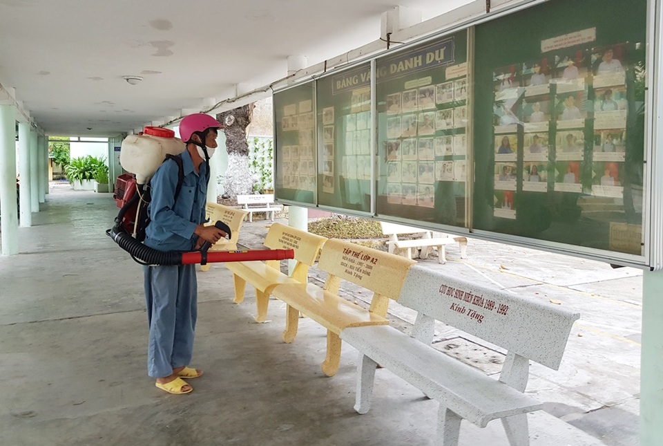 Khánh Hòa bắt đầu sát khuẩn trường học trước ngày thi tốt nghiệp THPT - 2 Khánh Hòa bắt đầu sát khuẩn trường học trước ngày thi tốt nghiệp THPT - 2
