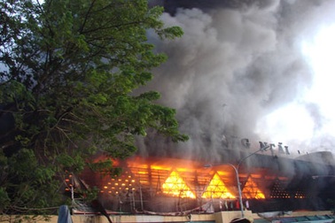 Video cảnh biển lửa “nhấn chìm” chợ Quảng Ngãi