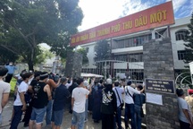 Tòa xử vụ tống tiền bà Phương Hằng, Youtuber vây kín livestream