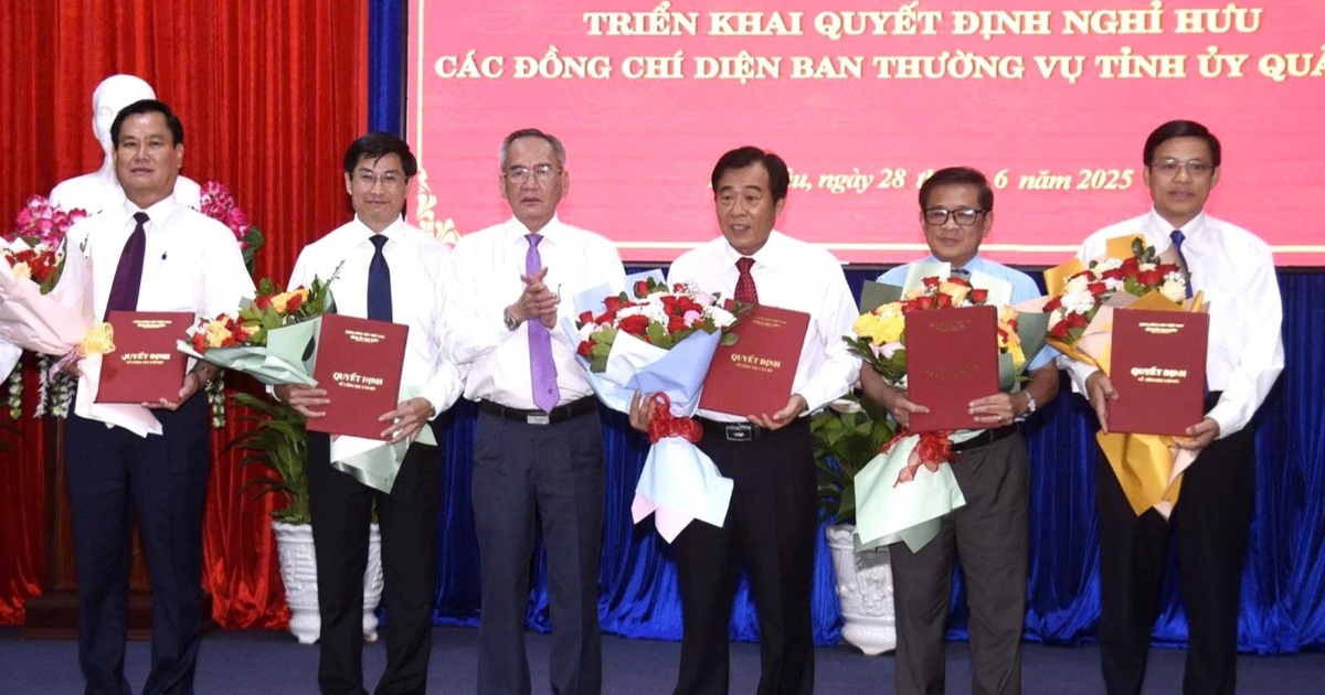 Thêm 320 cán bộ nghỉ hưu trước tuổi