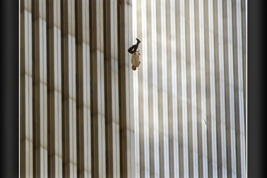 "Người đàn ông rơi" - khoảnh khắc đầy ám ảnh của vụ khủng bố 11/9