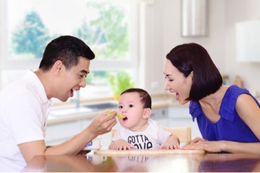 Bé ăn dặm sớm trước 6 tháng tuổi: Nên hay không nên?