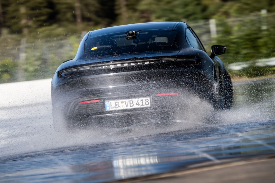 Porsche Taycan lập kỷ lục cú drift bằng xe điện dài nhất thế giới - 2 Porsche Taycan lập kỷ lục cú drift bằng xe điện dài nhất thế giới - 2