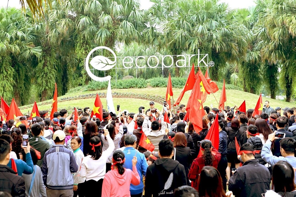 Cư dân Ecopark nồng nhiệt chào đón thầy trò HLV Park Hang Seo và thủ môn Đặng Văn Lâm - 9 Cư dân Ecopark nồng nhiệt chào đón thầy trò HLV Park Hang Seo và thủ môn Đặng Văn Lâm - 9