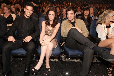 Taylor Lautner kiếm tiền giỏi hơn Kristen Stewart và Robert Pattinson 