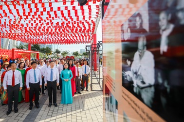 Triển lãm ảnh "80 năm - dấu ấn vàng son" bên bờ sông Sài Gòn