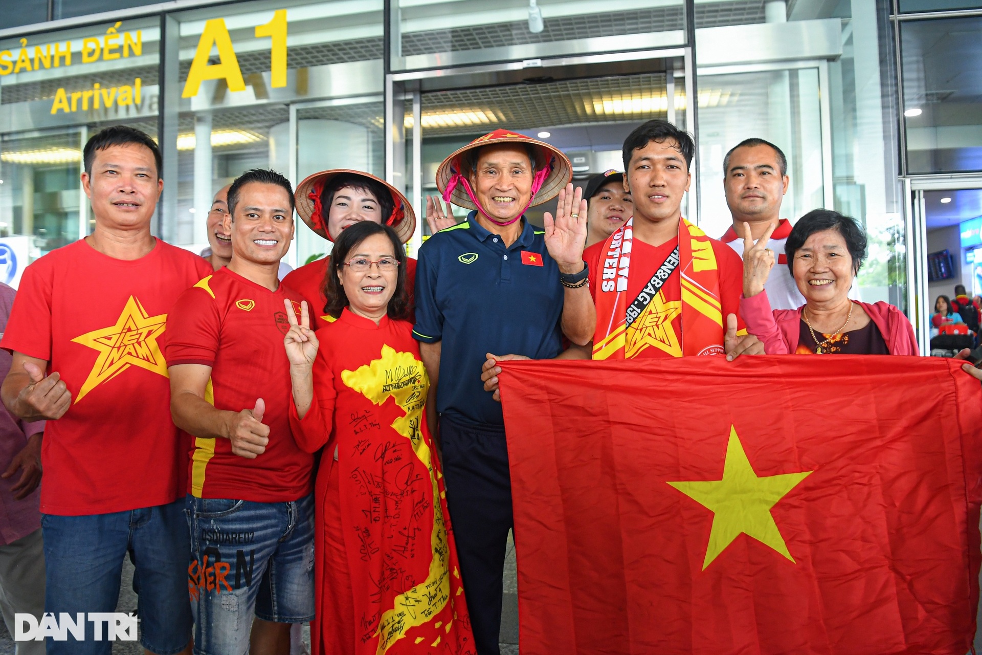 Tuyển nữ Việt Nam rạng rỡ ngày về nước, HLV Mai Đức Chung nhận quà đặc biệt - 13