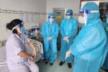 Lãnh đạo Bộ Y tế thăm bệnh nhân đậu mùa khỉ đầu tiên ở Việt Nam