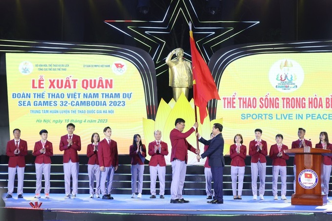 Phó Thủ tướng Lê Minh Khái trao cờ Tổ quốc cho Trưởng đoàn Thể thao Việt Nam tại SEA Games 32.

