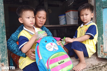 Bố bỏ đi, mẹ tật nguyền túng quẫn, 2 con nhỏ đói ăn
