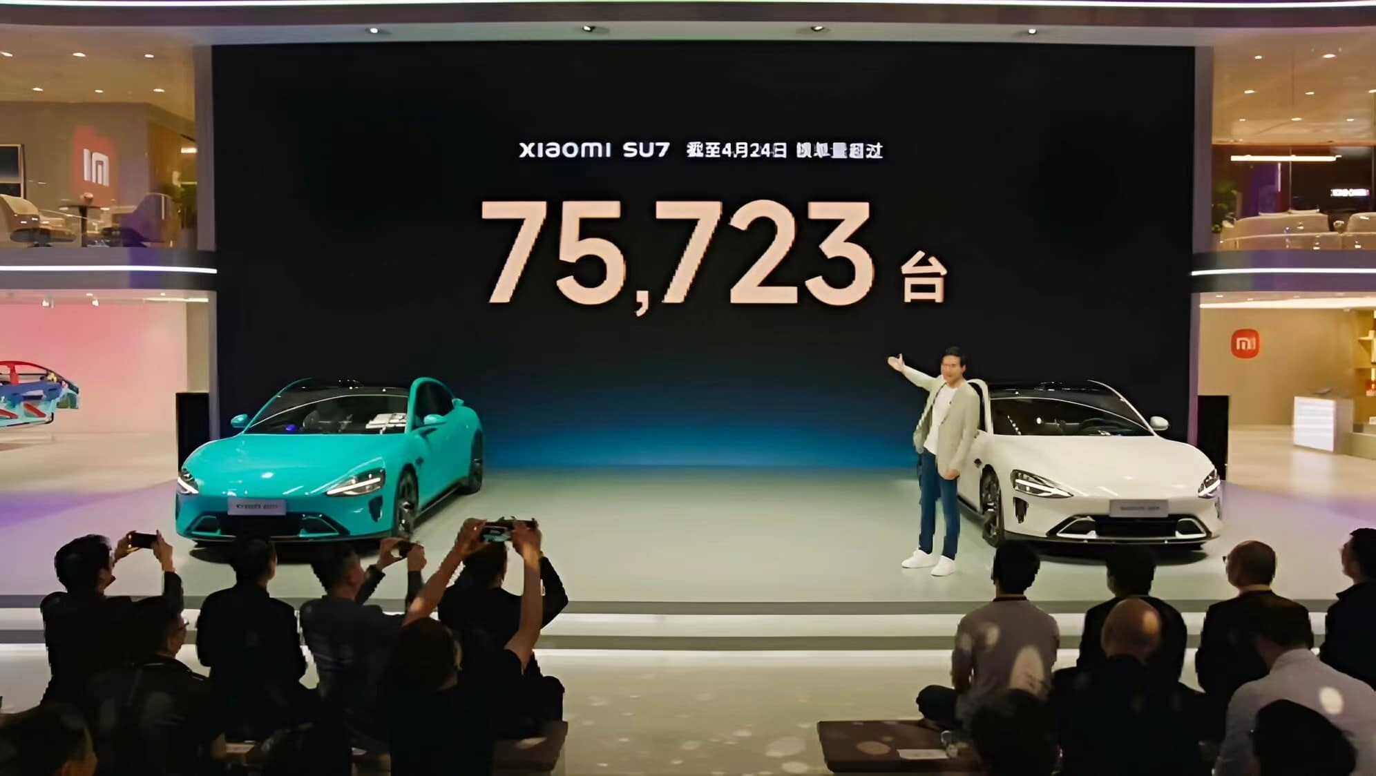 Xiaomi SU7 được giới thiệu tại Triển lãm Ô tô Bắc Kinh 2024 hôm 25/4 kèm số lượng đơn đặt hàng đã chốt (Ảnh: CarNewsChina).