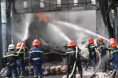 Biển lửa bao trùm cửa hàng kinh doanh hóa chất