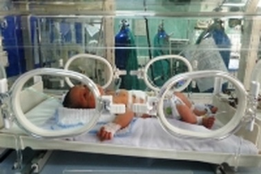 Quảng Bình: Nội tạng bé 2 ngày tuổi chui lên lồng ngực