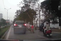 Trẻ em tự đạp xe ra phố - Cha mẹ đừng chủ quan