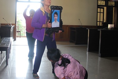 Náo loạn phiên tòa xét xử tài xế xe ben nghi cố tình cán chết nam sinh