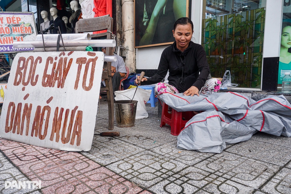 Kiếm tiền từ áo mưa rách, nghề lạ hoắc lạ huơ, một năm làm nửa mùa - 1 Kiếm tiền từ áo mưa rách, nghề lạ hoắc lạ huơ, một năm làm nửa mùa - 1
