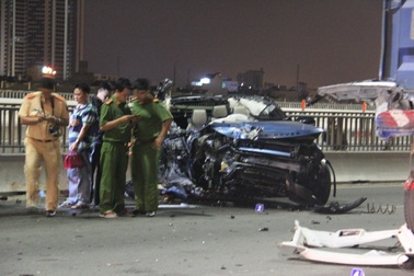 Xe Range Rover nát bươm trên cầu, đôi nam nữ văng ra khỏi xe