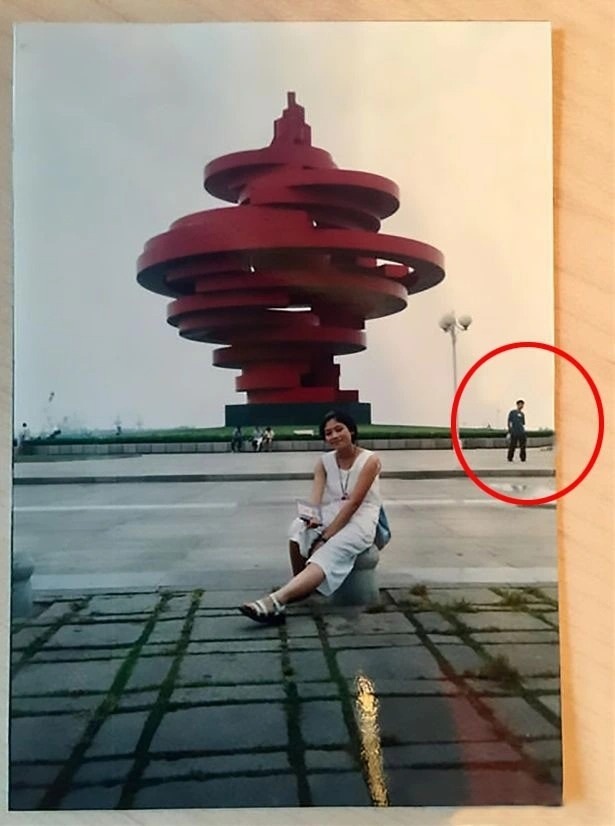 בעל ואישה הופיעו בטעות בתמונות אחד של השני שנים רבות לפני שנפגשו - 5 Vợ chồng vô tình xuất hiện trong ảnh của nhau từ nhiều năm trước khi quen - 5