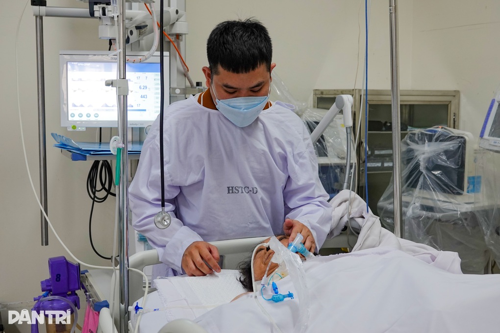 Mẹ già vất vả nuôi 5 con, nằm bất động trên giường sau vụ lật xe - 2 Mẹ già vất vả nuôi 5 con, nằm bất động trên giường sau vụ lật xe - 2