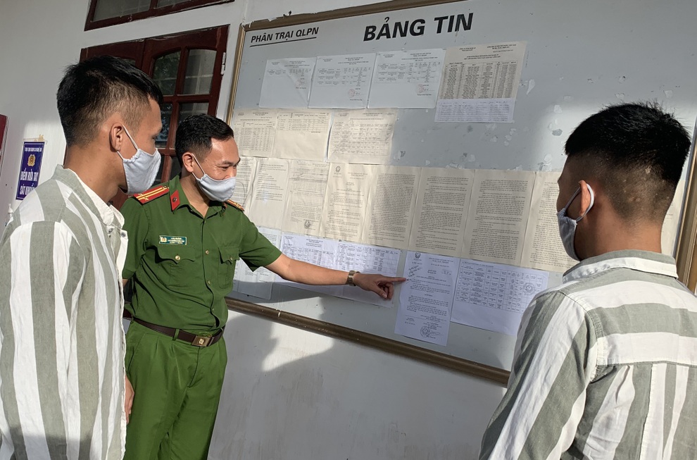 Phạm nhân đặc xá và chuyến xe về quê chưa từng có tiền lệ - 2 Phạm nhân đặc xá và chuyến xe về quê chưa từng có tiền lệ - 2