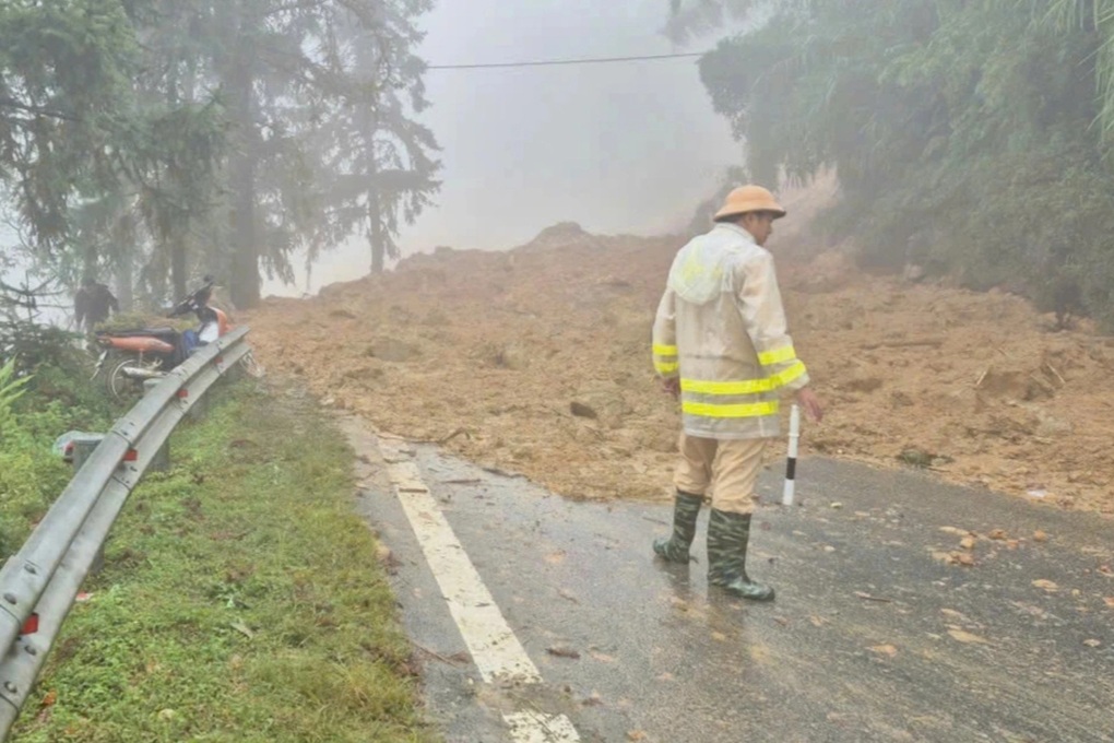 Tạm cấm đường từ Cốc San đi Sa Pa trên quốc lộ 4D do sạt lở đất đá - 1 Tạm cấm đường từ Cốc San đi Sa Pa trên quốc lộ 4D do sạt lở đất đá - 1