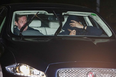 Chelsea sa thải HLV Mourinho chỉ sau 10 phút