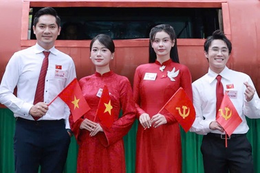 Lâm Vỹ Dạ để chồng ở nhà chăm con, ra Hà Nội tham gia diễu hành A80